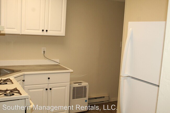 Building Photo - 2 br, 1 bath House - 641 W Broadway  unit 3