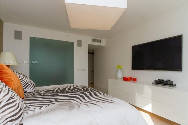 Building Photo - 4775 Collins Ave