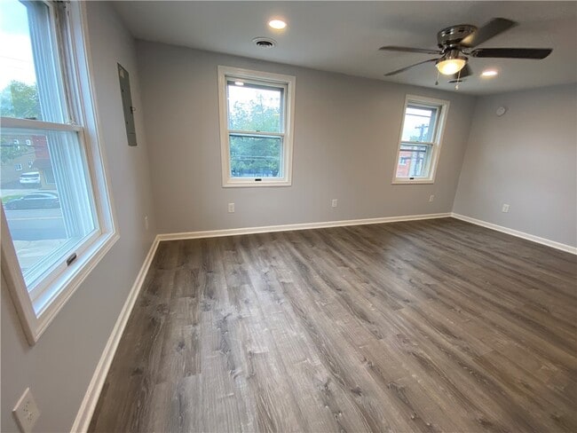 Building Photo - 233 W Commercial St