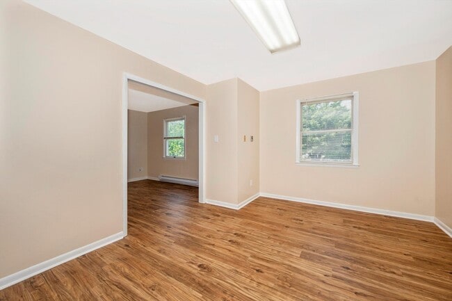 Building Photo - Apartment w/Parking