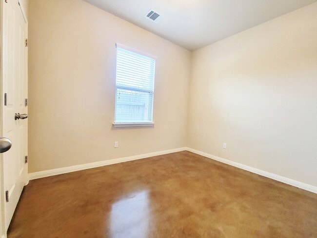 Building Photo - Nice 3/BR 2/BA – Cozy & Comfortable Living