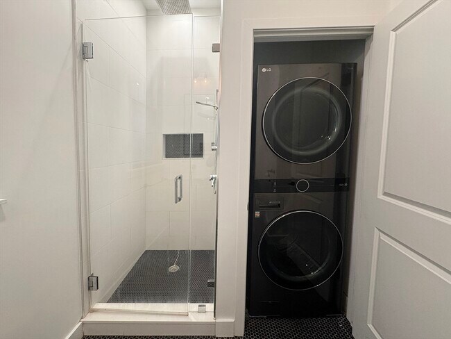 Building Photo - 360 Meridian St