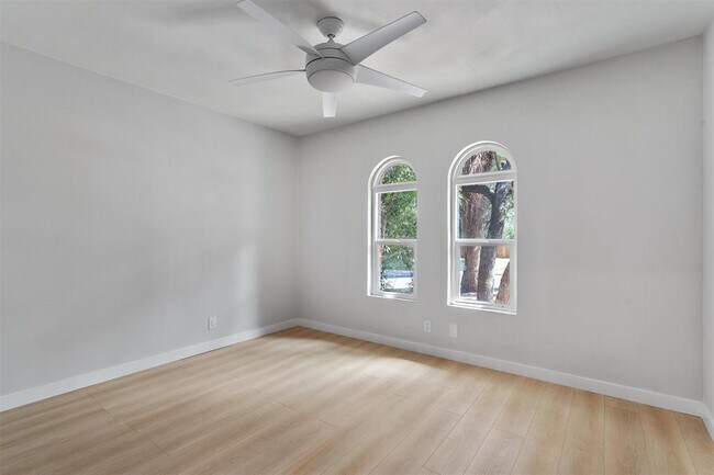 Building Photo - 902 Acorn Oaks Dr