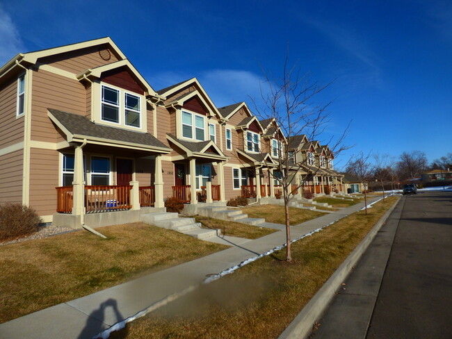 Building Photo - 3 Bedroom, 3.5 Bathroom Townhome, Close to...