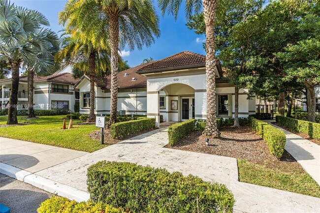 Building Photo - 650 S Park Rd