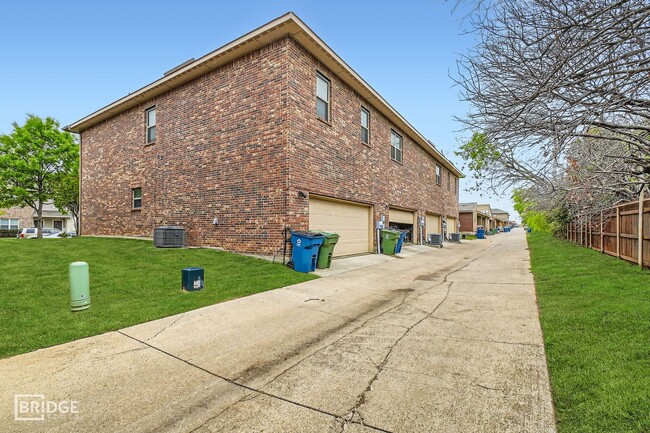 Building Photo - 1349 Lakecrest Ln