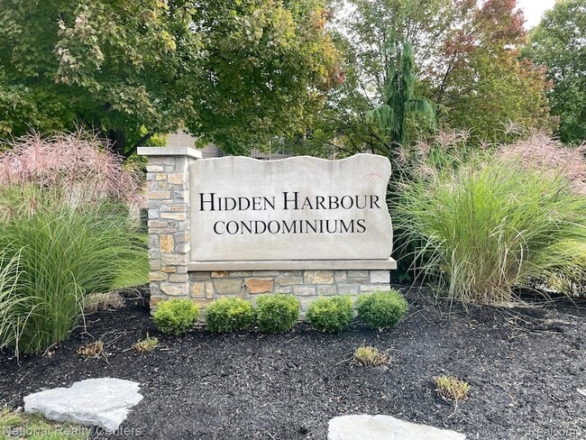 Building Photo - 8719 Meadowbrook Dr