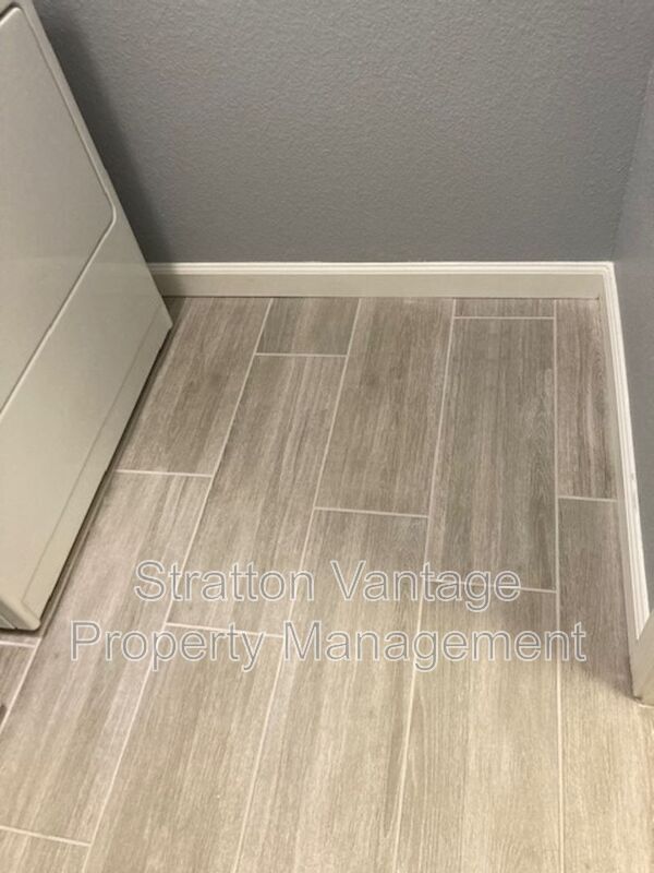 Building Photo - 1017 S Clancy Cir