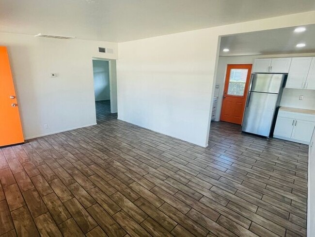 Building Photo - Fully Remodeled 2 Bed / 1 Bath Unit in Cen...