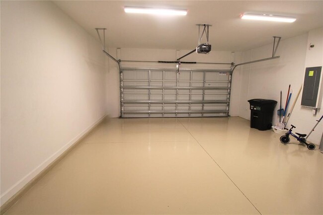 Building Photo - 15233 Sea Salt Wy