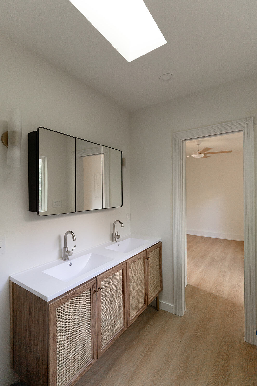 Building Photo - 2841 Los Feliz Dr