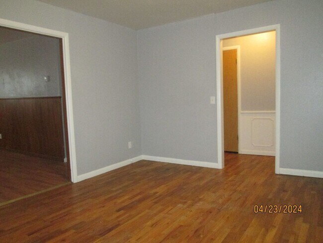 Building Photo - HOUSE -- 3 bedrooms, 2 bathrooms, Garage