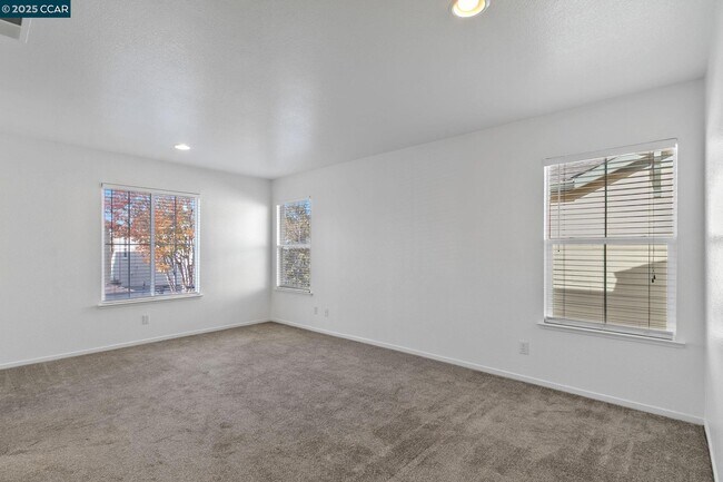 Building Photo - 3200 Puffin Cir