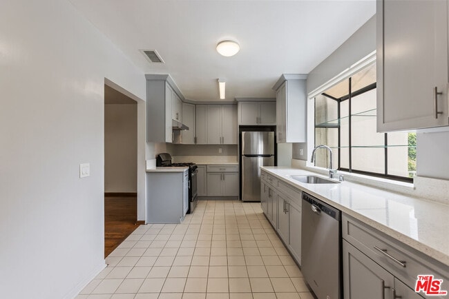 Building Photo - 459 S Bundy Dr