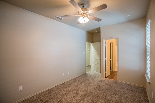 Building Photo - Pre-Leasing - Endearing Home in North Overton!