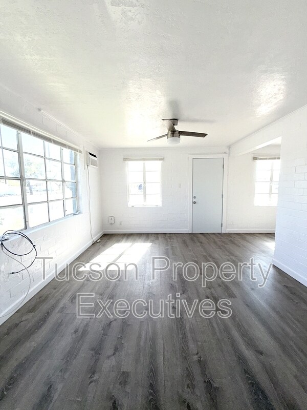 Building Photo - 130 E Delano St