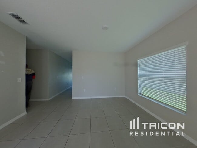 Building Photo - 226 Amber Way