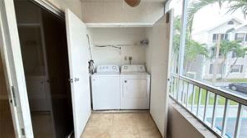 Building Photo - 2803 N Oakland Forest Dr