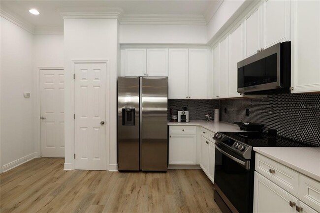 Building Photo - 8248 Tivoli Dr