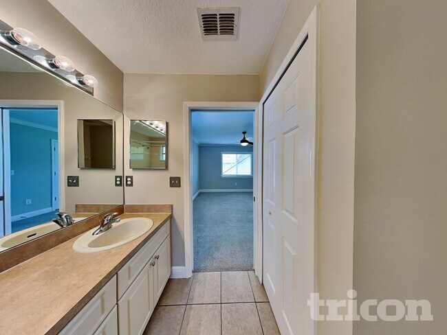 Building Photo - 6137 Skylarkcrest Dr