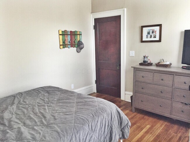 Building Photo - 1704 Oak St