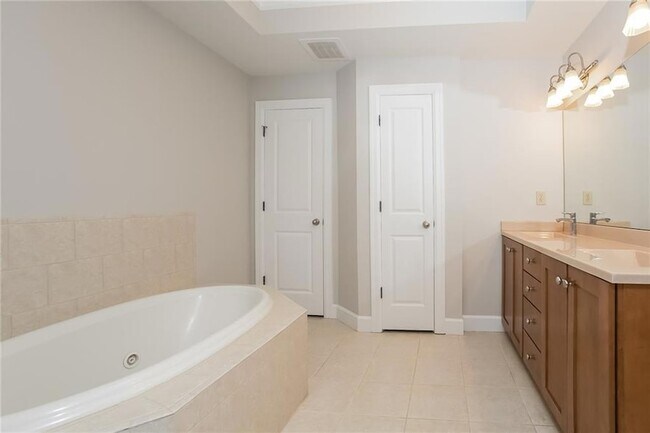 Building Photo - 1381 Parkview Ln