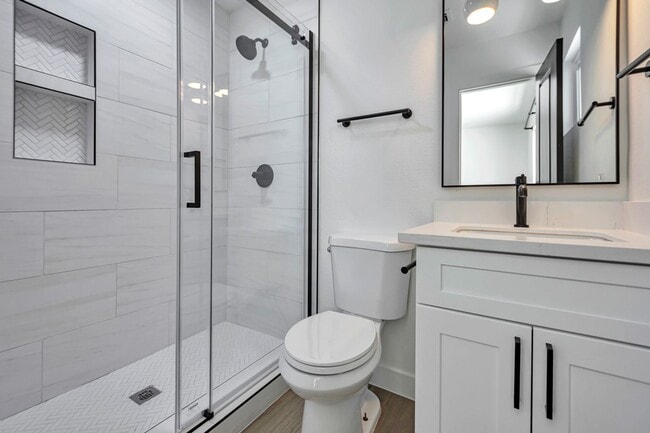 Building Photo - 3 Bedroom 2 Bath with Pool!