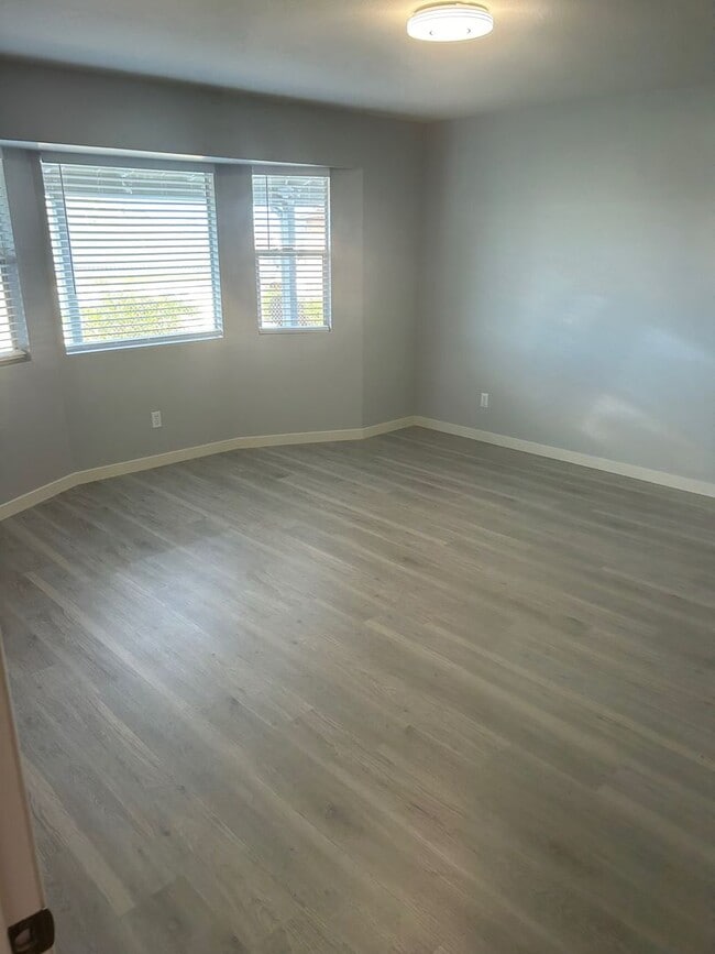 Building Photo - Large one bedroom with ocean views