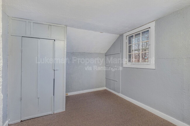 Building Photo - 719 Davis St