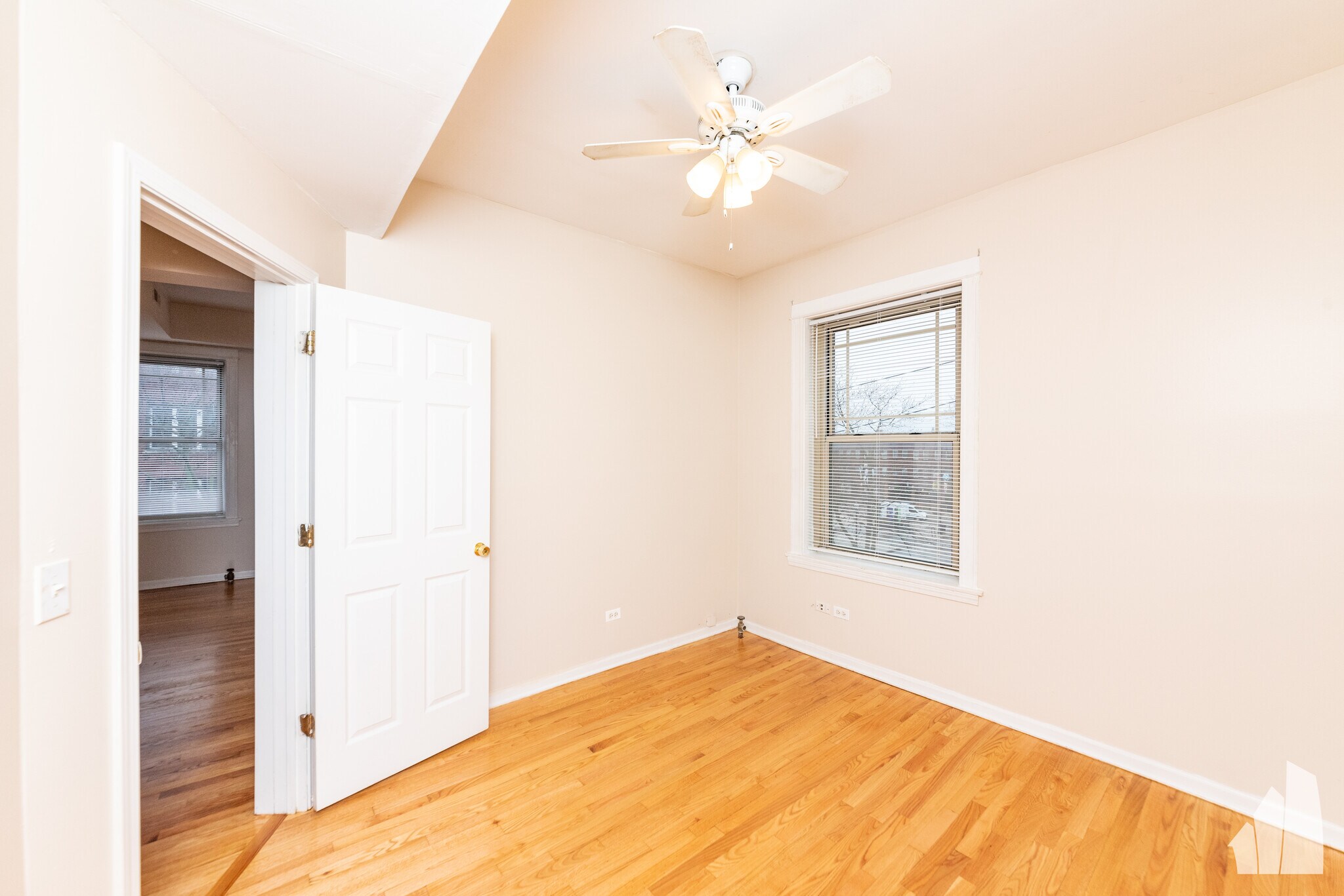 Building Photo - 7505 N Greenview Ave