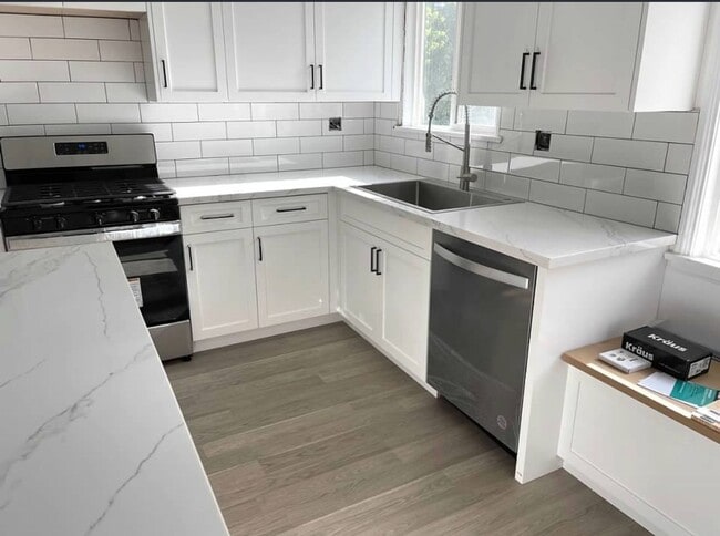 Building Photo - 4128 W Toluca Lake Ave