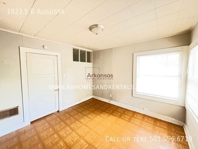 Building Photo - 1923.5 Augusta St