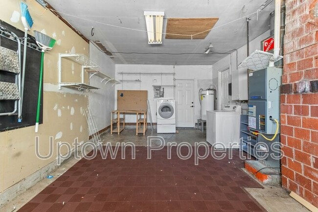 Building Photo - 16620 SW Oak St