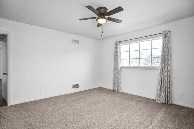 Building Photo - 3/1/1 close to medical and Texas Tech. Neutral colors.. Updated bath
