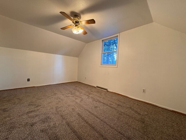 Building Photo - HOUSE FOR RENT IN THE JANESVILLE SCHOOL DI...