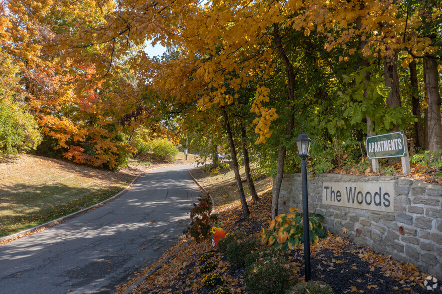 Building Photo - The Woods of Oakbrook