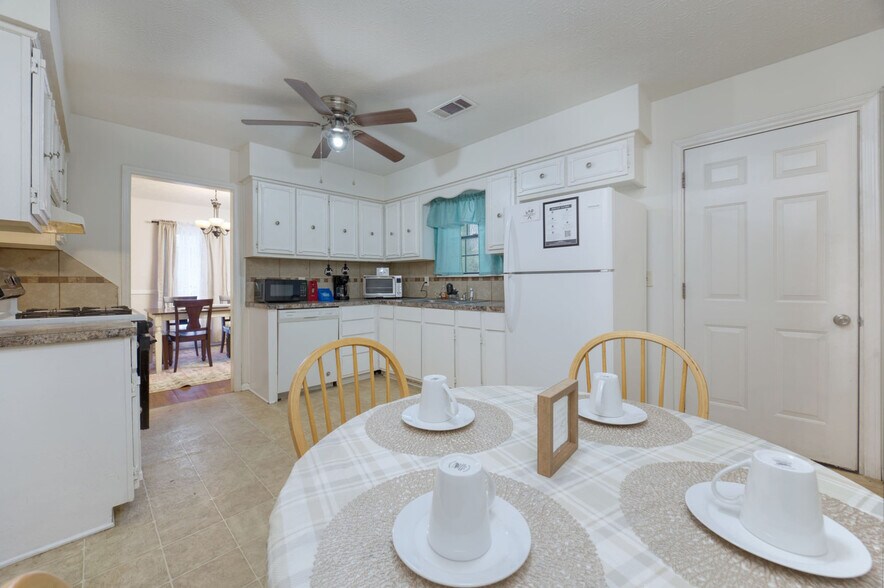 Building Photo - 4900 Hearthstone Dr