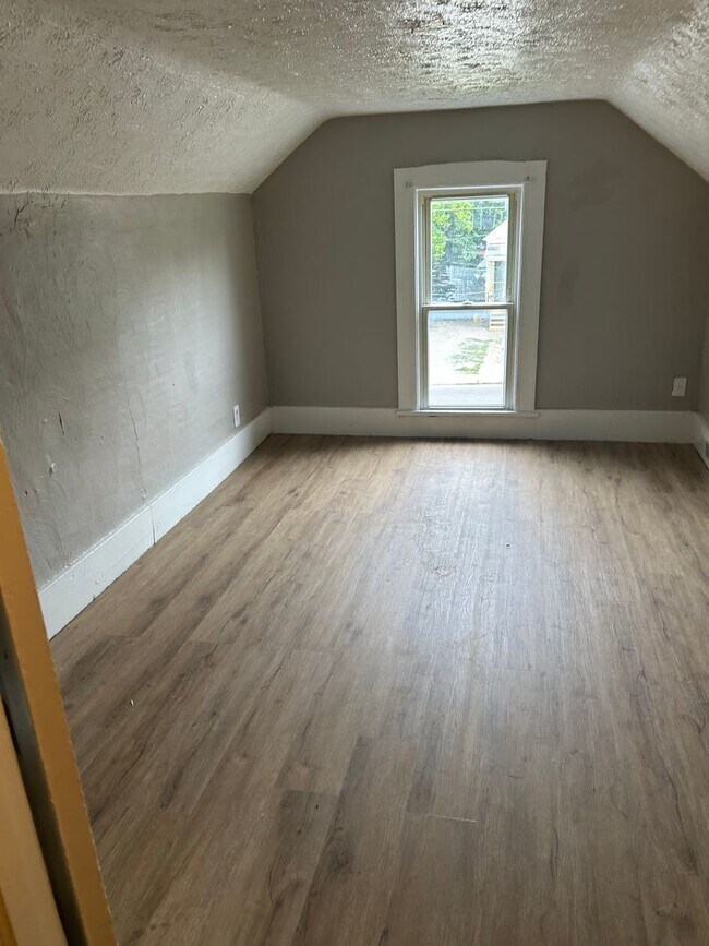 Building Photo - Coming Soon! Section 8 Accepted! Renovatio...