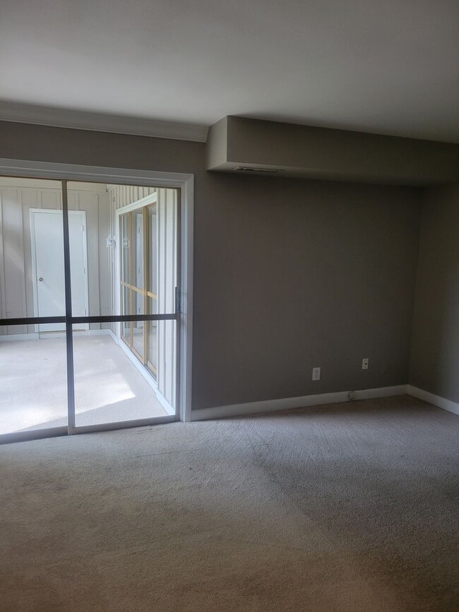 Building Photo - Lower Level 2 bedroom/1.5 bath condo