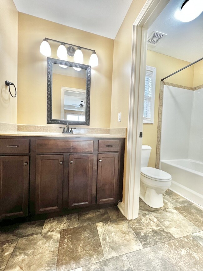 Building Photo - Charming 3BR/2.5BA Home in Clarksville! PE...