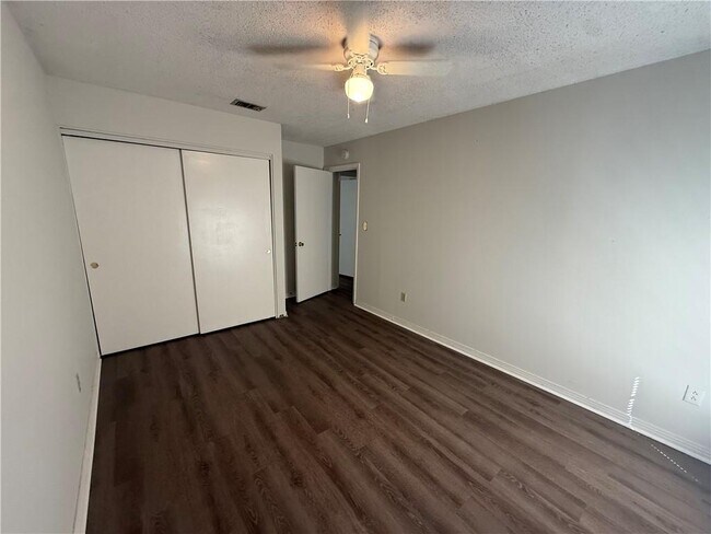 Building Photo - 1513 Deerwood Dr E