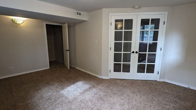 Building Photo - BEAUTIFUL 5 BED/3 BATH RANCHER WITH FINISH...
