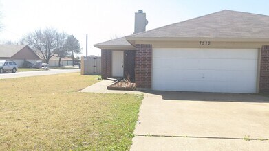 Building Photo - Cute duplex unit in NRH