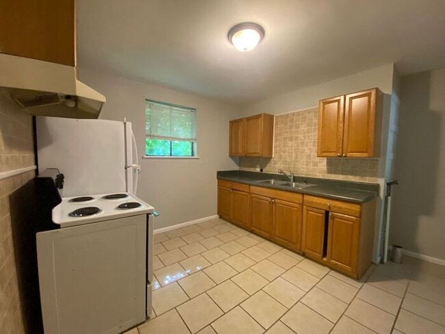 Building Photo - Lovely 2 Bed Duplex by Fisk - 5 Min From Downtown