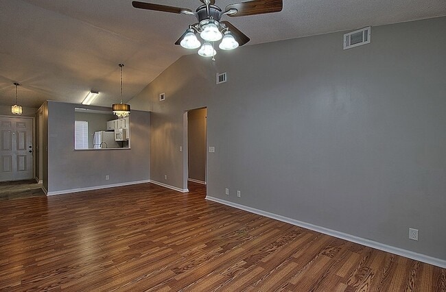 Building Photo - 910 Brett Dr