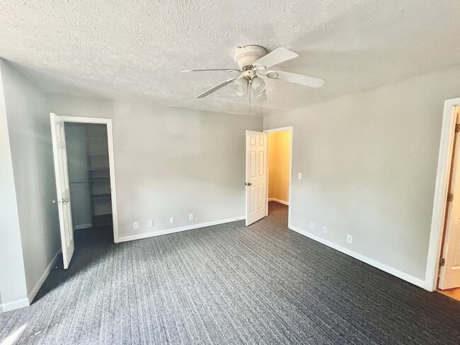 Building Photo - Spacious 2 bedroom/1.5 bathroom Donelson t...