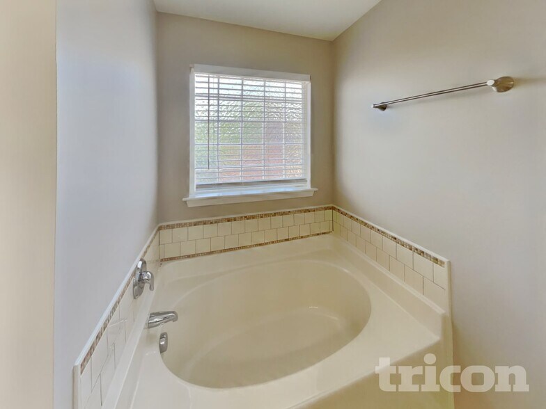 Building Photo - 1104 Braemar Highland Dr