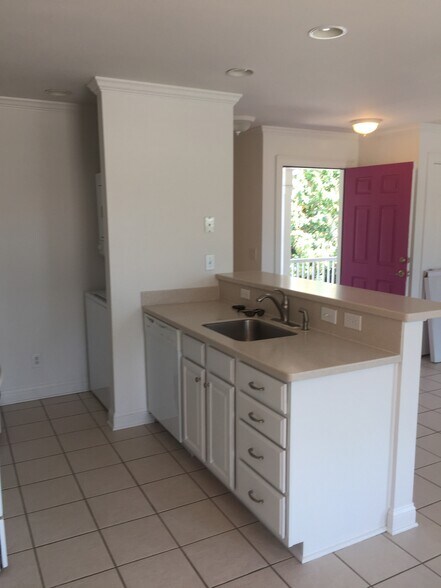 kitchen - 318 W Wayne St