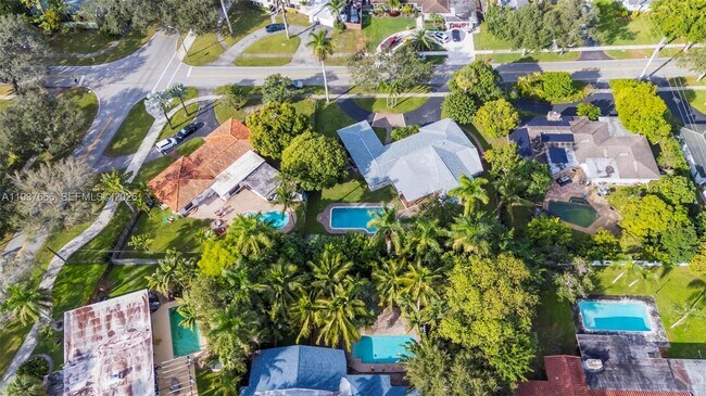 Building Photo - 812 Holly Ln