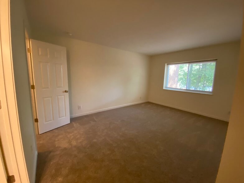 Primary Bedroom - 1283 Schaub Dr